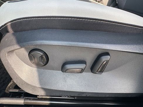 Used 2025 Volkswagen Taos SE w/ Panoramic Sunroof Package image 20