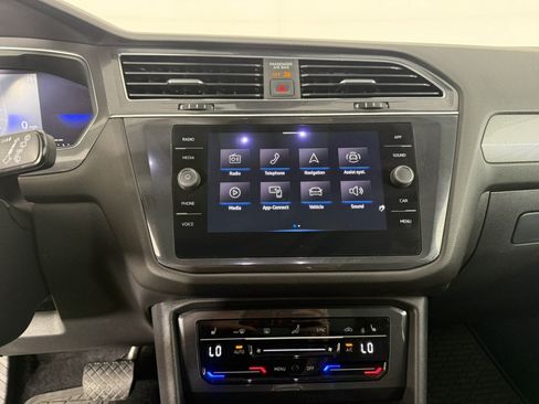 Used 2022 Volkswagen Tiguan SE w/ Panoramic Sunroof Package FWD image 21