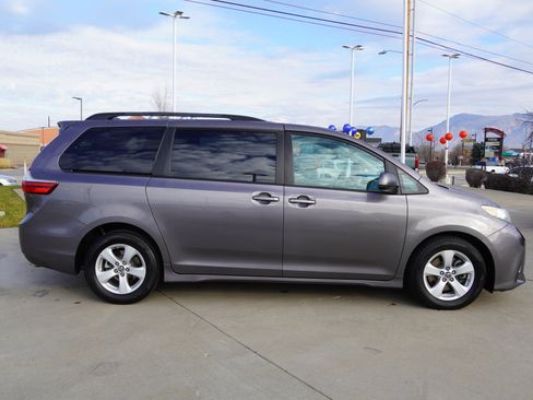 Used 2018 Toyota Sienna LE image 9