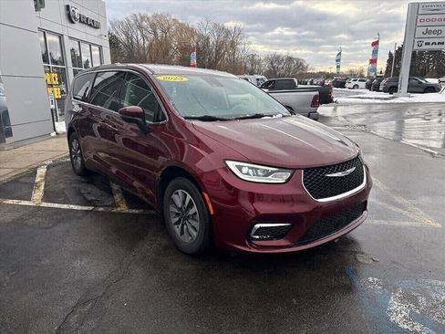 Used 2023 Chrysler Pacifica Touring-L w/ Uconnect Theater Family Group image 7