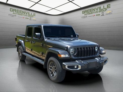 Used 2024 Jeep Gladiator Sport image 8