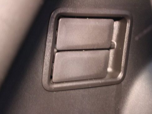 Used 2023 GMC Acadia SLE image 17