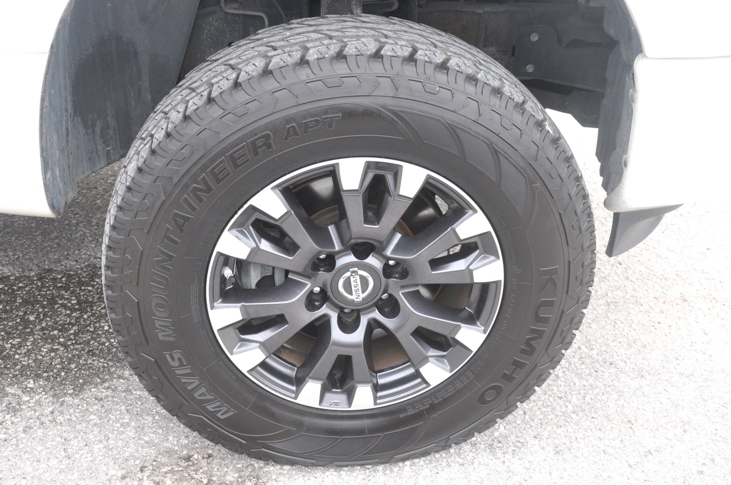 Used 2018 Nissan Titan SV w/ SV Convenience Package RWD image 30