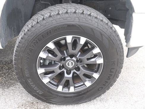Used 2018 Nissan Titan SV w/ SV Convenience Package RWD image 30