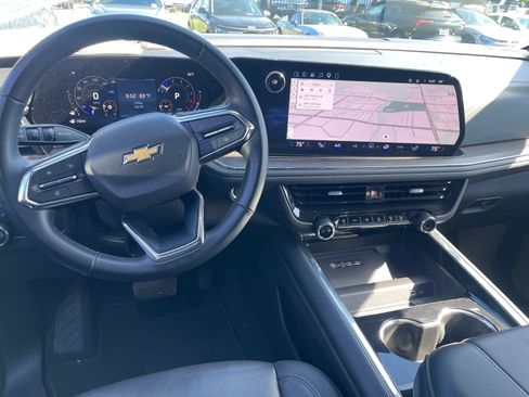 Used 2025 Chevrolet Suburban LT RWD image 7
