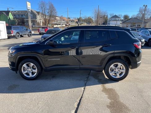 Used 2024 Jeep Compass Latitude image 2