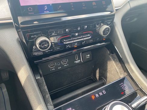 Used 2022 Jeep Grand Cherokee Overland AWD/4WD image 27