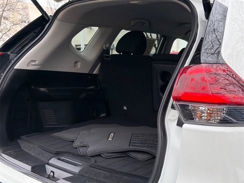 Used 2019 Nissan Rogue SV image 10