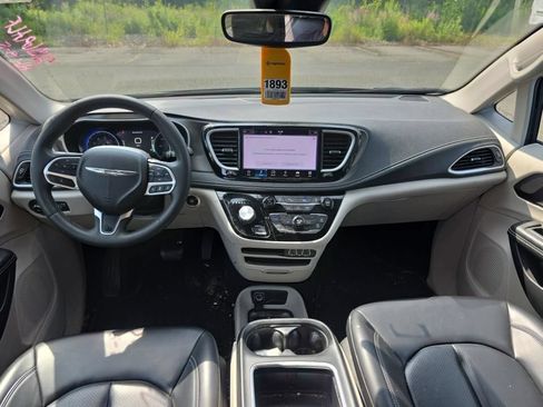 Used 2023 Chrysler Pacifica Touring-L FWD image 7