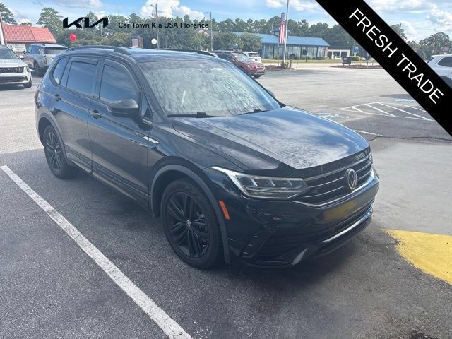 Used 2022 Volkswagen Tiguan SE R-Line FWD image 1