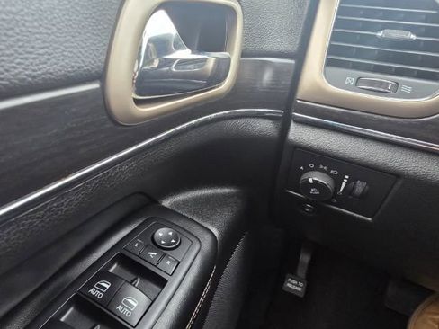 Used 2014 Jeep Grand Cherokee Limited w/ Luxury Group II AWD/4WD image 17