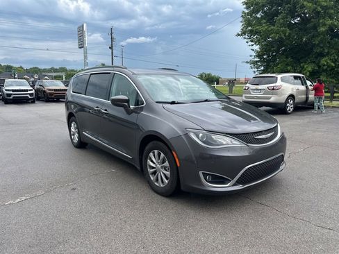 Used 2017 Chrysler Pacifica Touring-L w/ 13 Speaker Alpine Sound Group FWD image 2