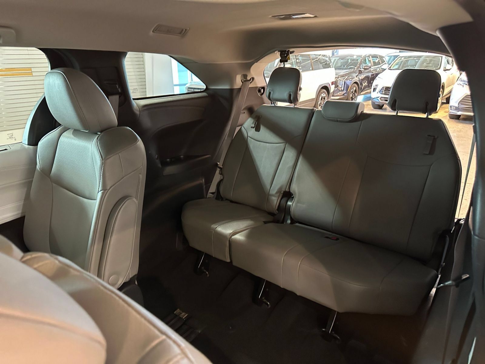 Used 2025 Toyota Sienna XLE FWD image 30