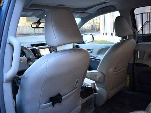 Used 2011 Toyota Sienna XLE w/ Premium Pkg image 29