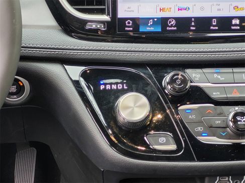 Used 2024 Chrysler Pacifica Select image 15