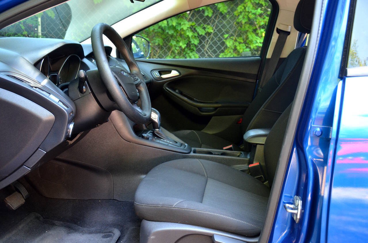 Used 2018 Ford Focus SE w/ SE Appearance Package FWD image 11