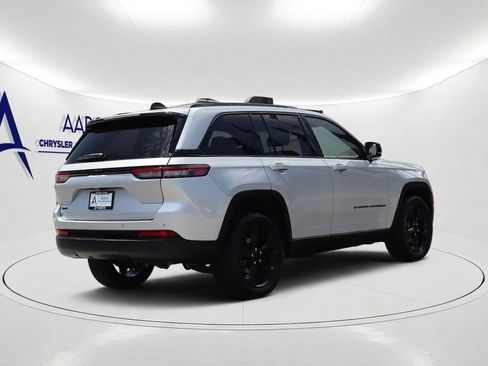 Used 2023 Jeep Grand Cherokee Altitude AWD/4WD image 4
