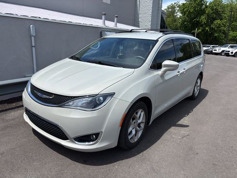 Used 2019 Chrysler Pacifica Touring Plus w/ Tire & Wheel Group FWD image 2