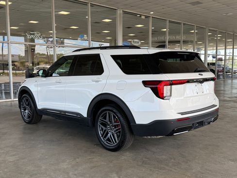 Used 2025 Ford Explorer ST-Line w/ ST-Line Street Pack image 3