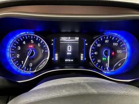 Used 2022 Chrysler Voyager LX image 13