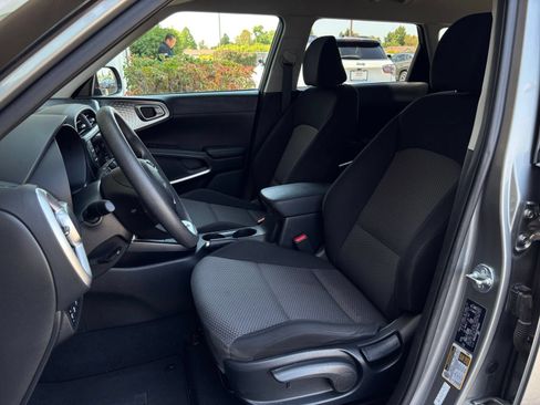 Used 2025 Kia Soul LX w/ LX Technology Package FWD image 34