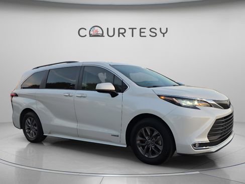 Used 2021 Toyota Sienna XLE image 7
