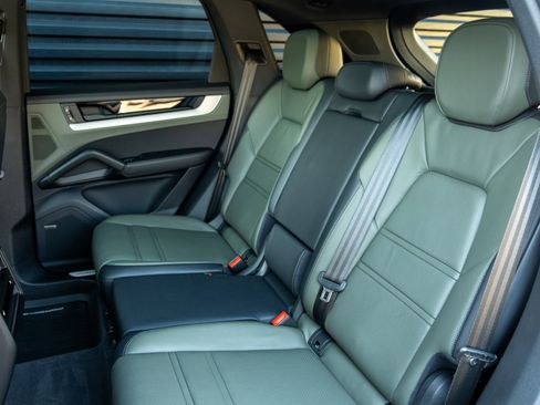 Certified 2024 Porsche Cayenne image 36