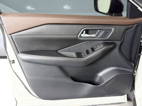 Used 2021 Nissan Rogue SL FWD image 12