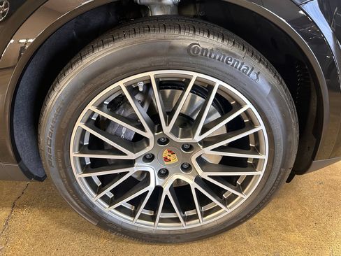 Used 2023 Porsche Cayenne Platinum Edition AWD/4WD image 16