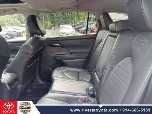 Used 2021 Toyota Highlander XLE AWD/4WD image 13
