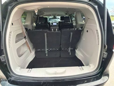 Used 2024 Chrysler Pacifica Touring-L FWD image 9