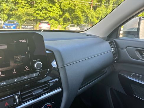 Used 2025 Nissan Pathfinder SV FWD image 31