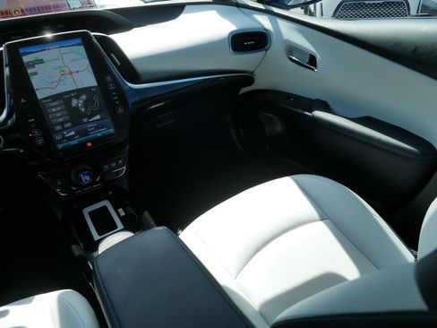 Used 2017 Toyota Prius Prime Advanced FWD image 11