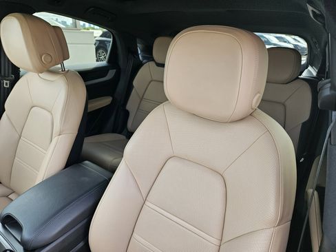 Certified 2025 Porsche Cayenne Coupe image 6
