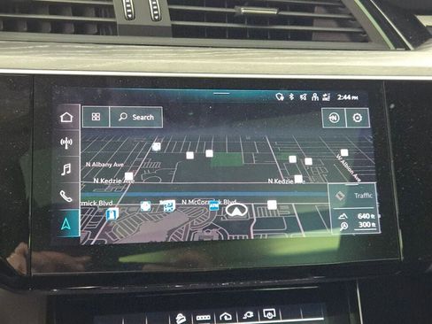 Used 2022 Audi e-tron Premium Plus w/ Premium Plus Package image 28