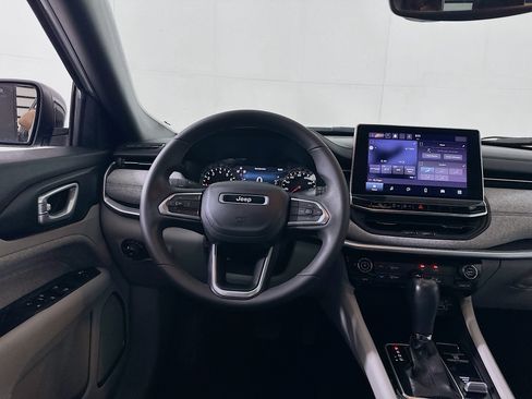 Used 2023 Jeep Compass Latitude AWD/4WD image 17