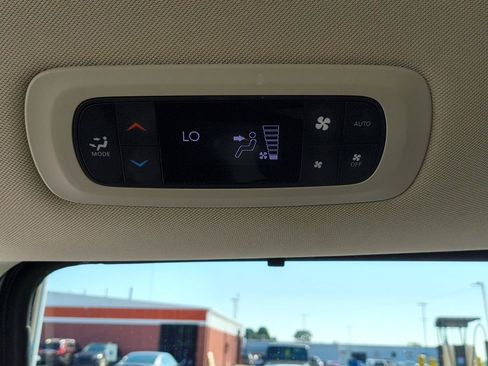 Used 2024 Chrysler Pacifica Touring-L FWD image 24