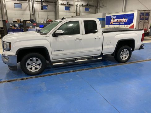 Used 2017 GMC Sierra 1500 SLE w/ SLE Value Package image 4
