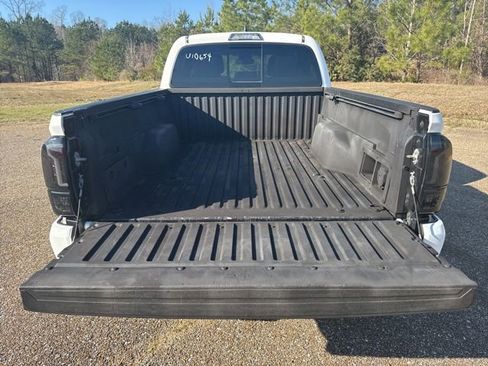 Used 2017 Toyota Tacoma TRD Sport w/ Tow Package image 9