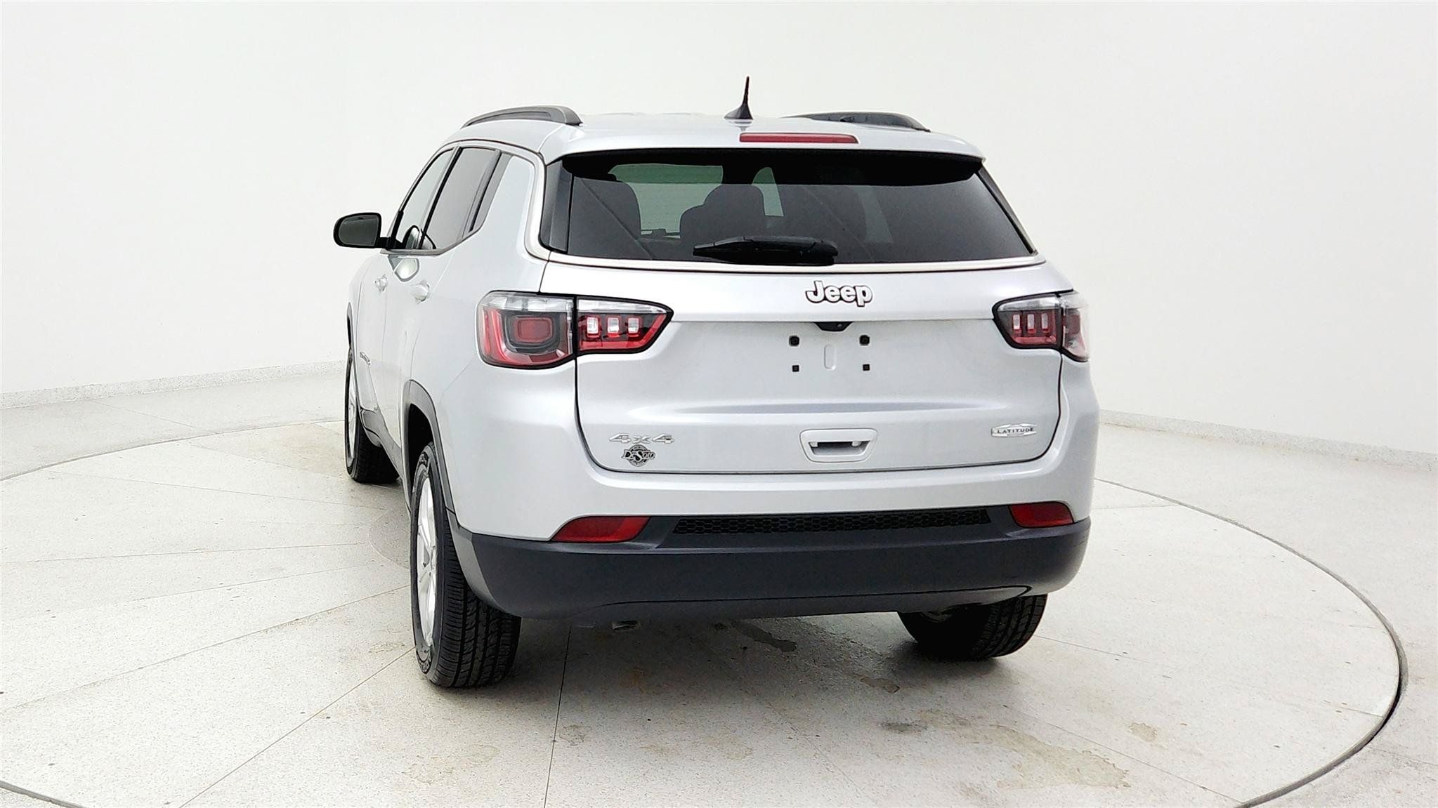 Used 2025 Jeep Compass Latitude AWD/4WD image 4