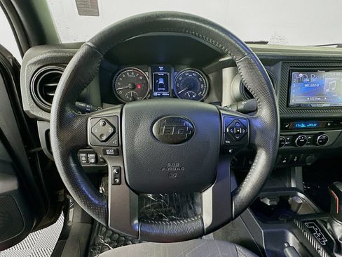 Used 2017 Toyota Tacoma TRD Off-Road AWD/4WD image 12
