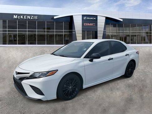 Used 2020 Toyota Camry SE image 2