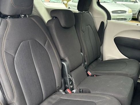 Used 2018 Chrysler Pacifica Touring Plus w/ Tire & Wheel Group FWD image 21