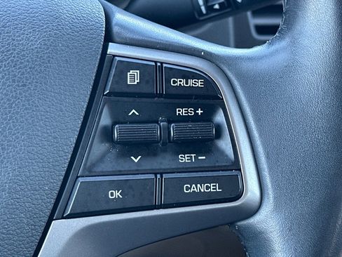 Used 2017 Hyundai Elantra Limited image 10