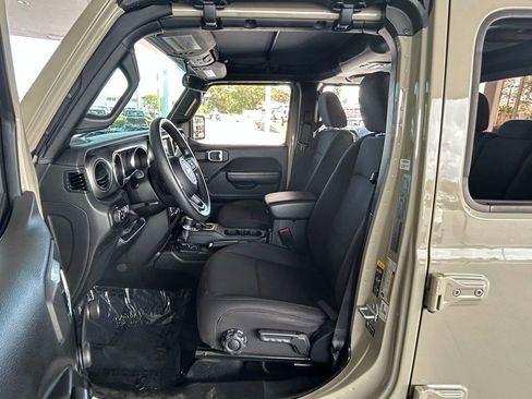 Used 2022 Jeep Gladiator Sport image 15