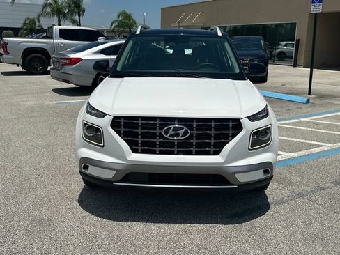 Used 2024 Hyundai Venue Limited FWD image 3