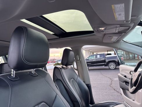 Used 2024 Chrysler Pacifica Limited image 39