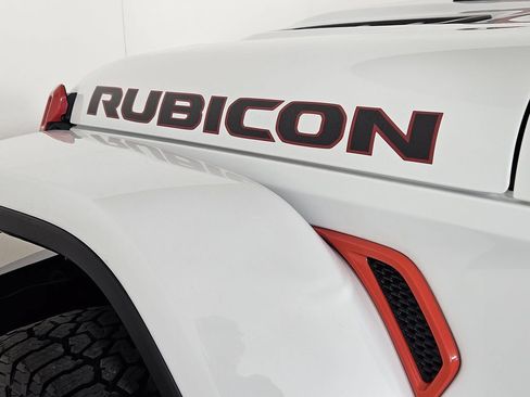 Used 2025 Jeep Gladiator Rubicon w/ Convenience Group AWD/4WD image 6