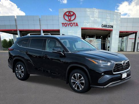 Used 2021 Toyota Highlander XLE AWD/4WD image 2