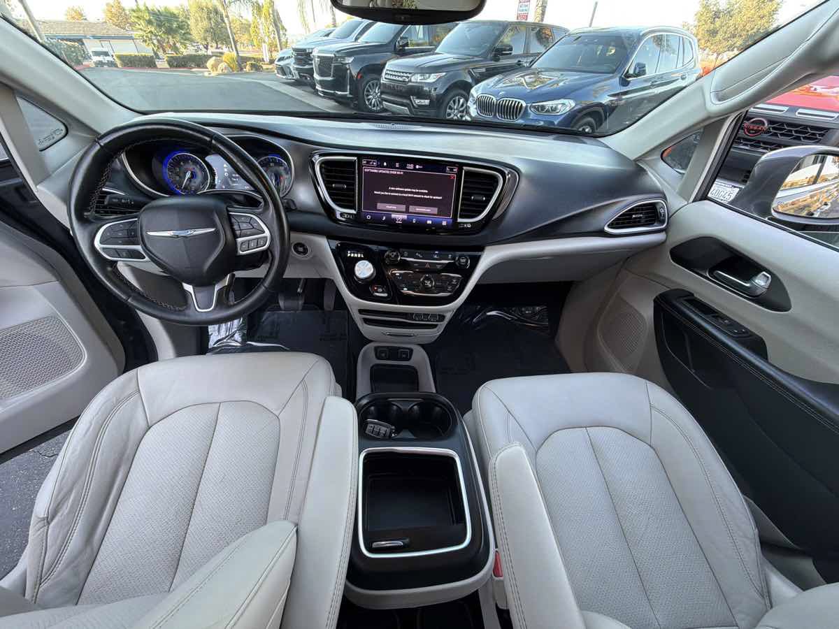 Used 2021 Chrysler Pacifica Touring-L FWD image 3